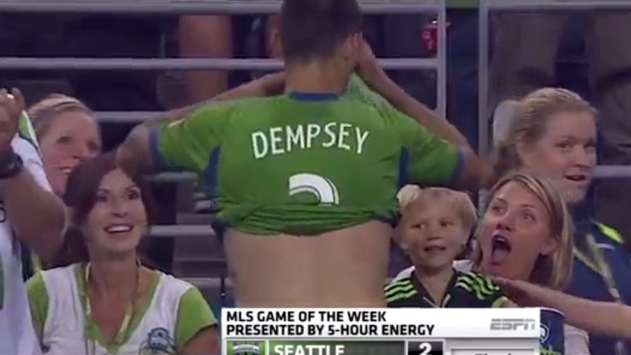 Clint_Dempsey_chlapec_diváčky